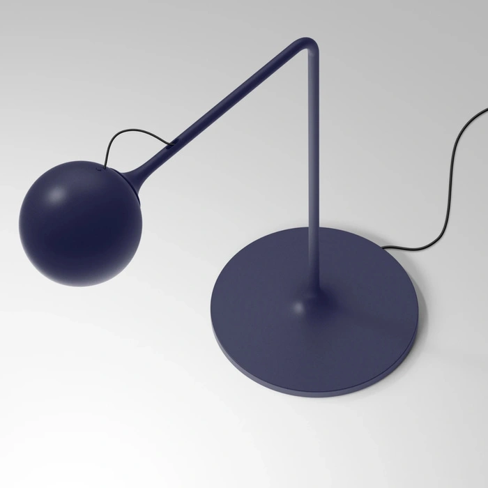 Lampa stołowa Artemide Ixa Led nowoczesna ze ściągaczem granatowa